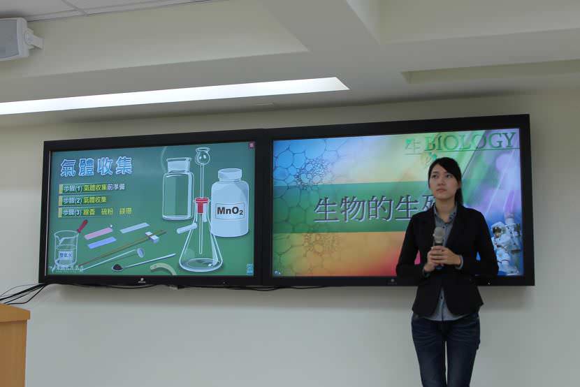 教室照片，两台65寸触摸式电视(触摸屏)取代传统黑板